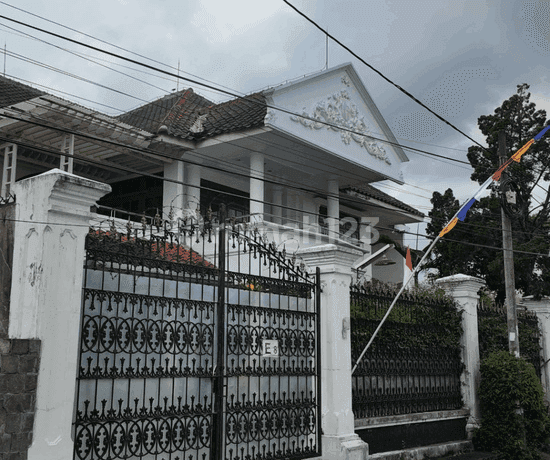 Rumah 2 Lt Dgn Kolam Renang Di Pogung Baru 500 M Dari UGM
