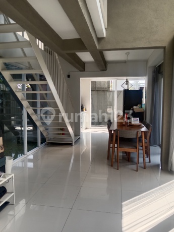 For Sale 3-Story Semi-Furnished House in Cigadung Green Land