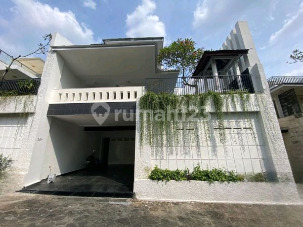 Rumah Mewah 3 Lantai dengan Nuansa Resort Bali At The Riverville Lebak Bulus.