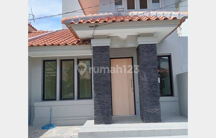 Rumah Cantik, Nyaman, baru Renov di lingkungan strategis di Taman Parahyangan 10 menit ke akses tol