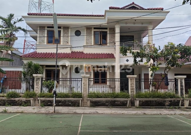 Dijual Rumah Besar 2 Lantai dengan Halaman Luas di Komplek Kopkamtib Joglo, Rumah Siap Huni dengan Halaman Luas dan Lingkungan Tenang di Kawasan Perumahan Eksklusif