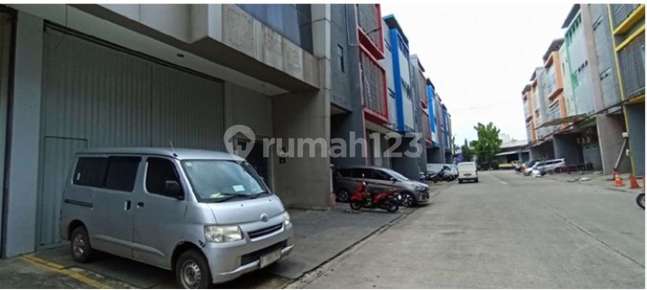 Warehouse / Office for Sale in Infinia Park Complex, Dr. Saharjo Road, Manggarai, Tebet, South Jakarta. Warehouse in Manggarai, 240.0 m², Unfurnished, HGB.