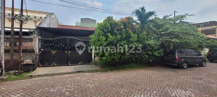 3-Story House in Darmo Satelit Utara