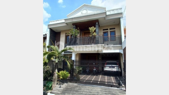 BU! Large House, Spacious Land, 3 Floors in an Elite Complex, East Bandung.