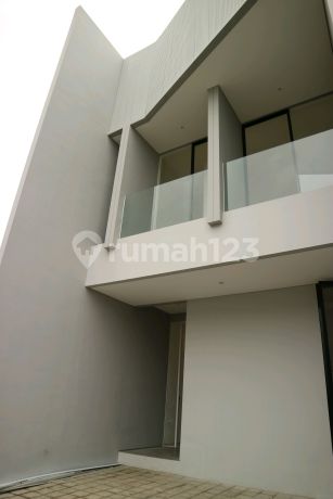 Rumah Baru 2 Lantai Dekat Area Dian Istana Murah