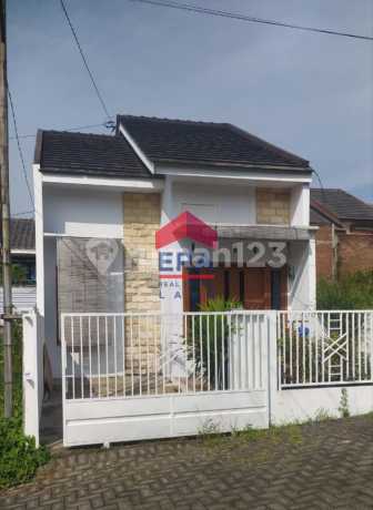 Rumah Bagus Unfurnished SHM Pakisaji, Malang