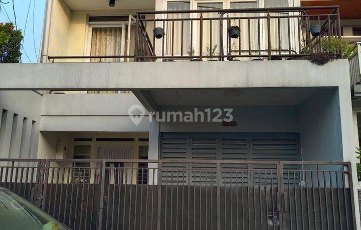 Rumah Siap Huni, Desain Menarik dan Berlokasi Strategis di Komplek Perumahan Cikutra Baru.
