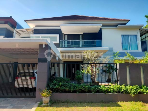 Premium! Hunian Modern Graha Famili Hadap Selatan, Pemandangan Golf & Kolam Renang Pribadi!