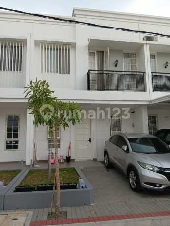 Dijual Rumah Eksklusif Masih Baru Di Lokasi Elite di Cluster Istana Dago Town House - Dago Asri