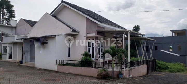 Rumah Hook Terawat di Amany Regency Buring Kota Malang 