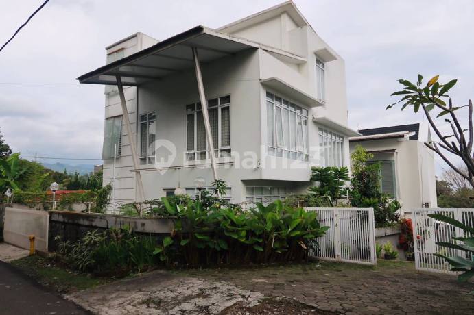 Jual Cepat Rumah Modern Lingkungan Nyaman Dalam Cluster di Dago Jual Cepat Rumah Modern Lingkungan Nyaman Dalam Cluster di Dago