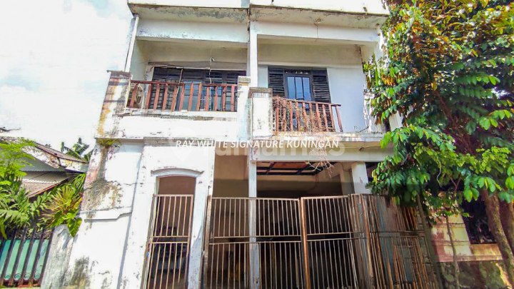 Rumah Tua Dalam Komplek TVRI Dengan Lokasi Tenang