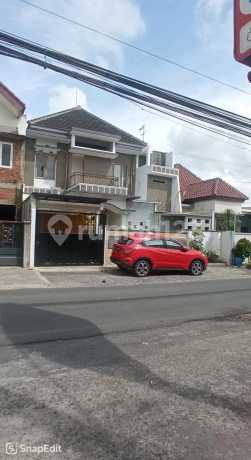A 2-STORY HOUSE WITH TEAK ORNAMENTS IN AMERICAN CLASSIC STYLE IN THE HEART OF MALANG CITY'S LIVING CENTER