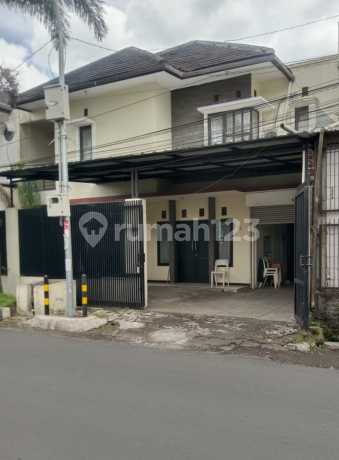 Rumah Modern Terawat di Jln Saturnus Margahayu