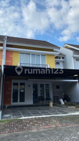 Dijual Rumah Dua Lantai Siap Huni di Royal Sroing Hertasning
