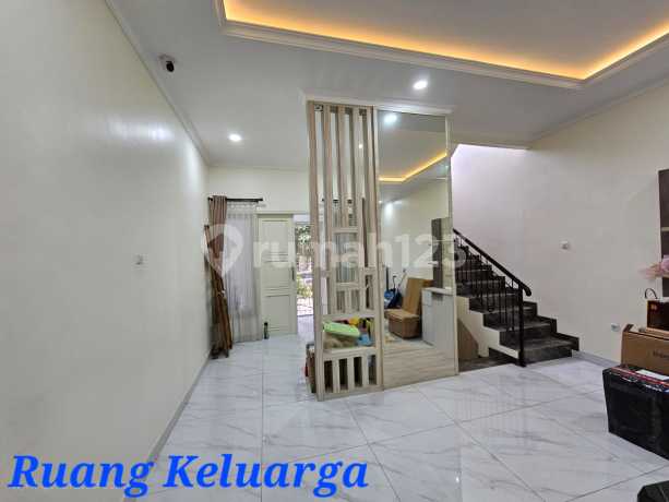 Crystal Cluster 3-Storey House Renovated Neatly Ready to Occup Crystal Cluster 3-Storey House Renovated Neatly Ready to Occup