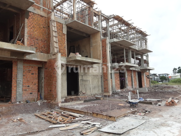 Dijual Rumah Mewah dan Lengkap dengan Fasilitas Club House dan Kolam Renang. Dijual Rumah Mewah dan Lengkap dengan Fasilitas Club House dan Kolam Renang.