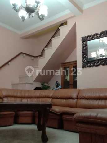 Rumah Bagus Siap Huni 2 Lantai Strategis di Jakarta Timur Rumah Bagus Siap Huni 2 Lantai Strategis di Jakarta Timur