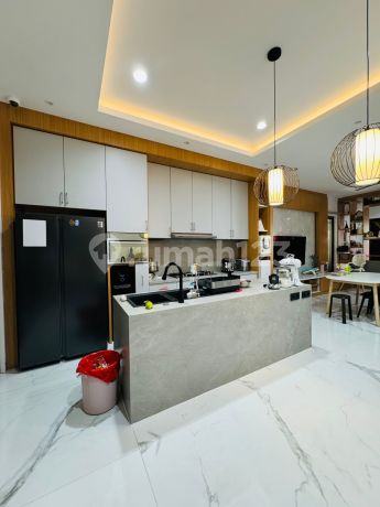 Rumah Greenlake Asia, Hoek, Semi Furnished,