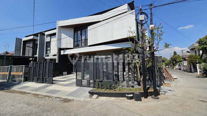 Luxury House Hook Manyar SHM