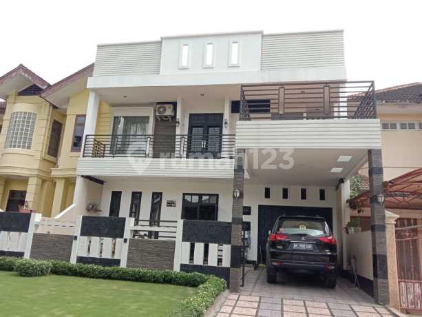 Rumah Modern 2.5 Lantai di Komplek Royal Sumatera Rumah Modern 2.5 Lantai di Komplek Royal Sumatera