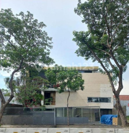 For Sale: 3-Story Nice and Cheap House, Suitable for Commercial Use in Villa Taman Telaga Citraland Utama, Near Gwalk, West Surabaya.