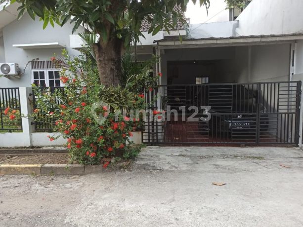 Rumah 2 Lantai Di Lingkungan Yang Nyaman, Tenang, Strategis, Di Pusat Kota Rumah 2 Lantai Di Lingkungan Yang Nyaman, Tenang, Strategis, Di Pusat Kota