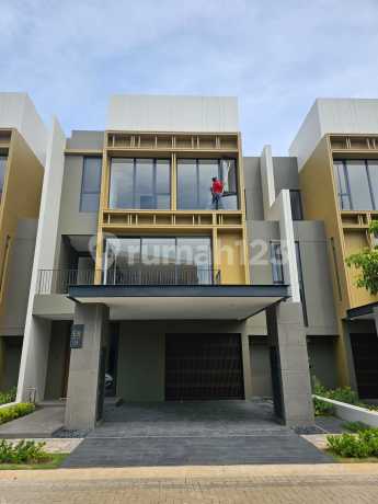 Luxurious 3-Story House in Enchante BSD Near Aeon Toll Road Luxurious 3-Story House in Enchante BSD Near Aeon Toll Road