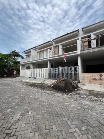 Rumah Mewah 2 Lantai di Rungkut Harapan Surabaya Rumah Mewah 2 Lantai di Rungkut Harapan Surabaya