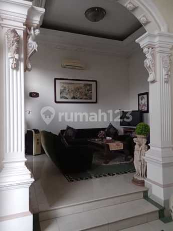 Rumah 3 Lantai Cantik, Siap Huni, Halaman Luas, Row Jalan Depan 3Mobil. Rumah SHM di Pluit