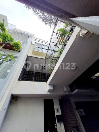 Rumah 4 Lantai di Springhill Golf Residence Kemayoran Dekat Toll