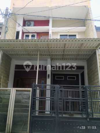 Rumah Cantik 3 lantai di Griya Citra Asri