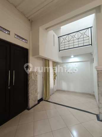 Rumah Cantik 2 Lantai Flo Residence Ciputat Timur