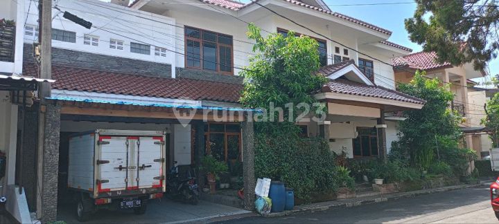 Rumah 2 Lantai Bagus Terawat ada 5 Kamar SHM Rumah 2 Lantai Bagus Terawat ada 5 Kamar SHM