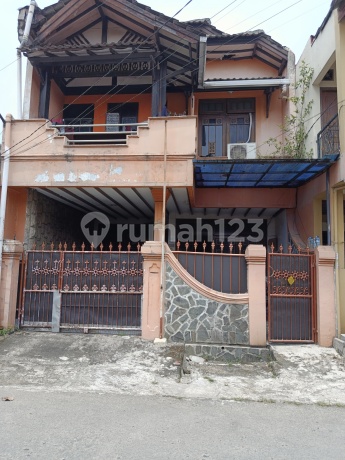 Rumah Klasik 2 Lantai di Taman Pagelaran Ciomas Bogor Rumah Klasik 2 Lantai di Taman Pagelaran Ciomas Bogor