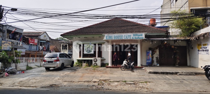 Rumah Besar Jarang Ada di Pinggir Jalan Raya Rumah Besar Jarang Ada di Pinggir Jalan Raya