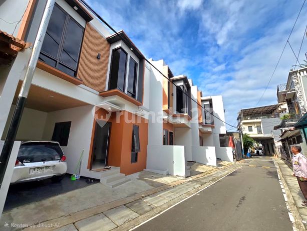 Strategic House Beside Customs Road Near Rawamangun Toll