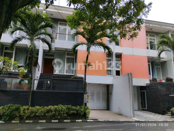 Hunian Sultan di Victoria Residence: 3 Lantai dengan Lift & Kolam Renang Pribad Hunian Sultan di Victoria Residence: 3 Lantai dengan Lift & Kolam Renang Pribad