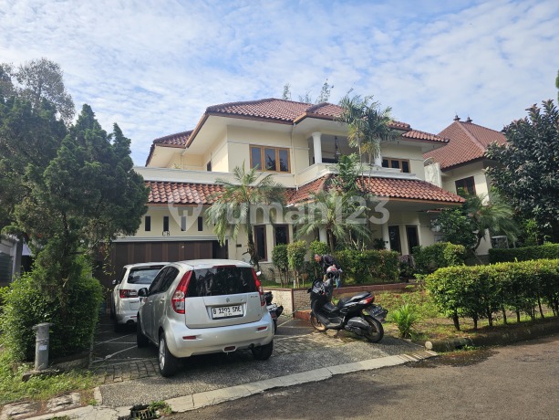 RUMAH MEWAH DI LINGKUNGAN ELIT, JAKARTA SELATAN
