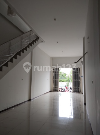 Ruko 3 Lantai Siap Huni Dipusat Perkotaan Yg Cocok Digunakan Untuk Usaha Apapun Yg Jarang Ada Krn Letaknya Sangat Strategis