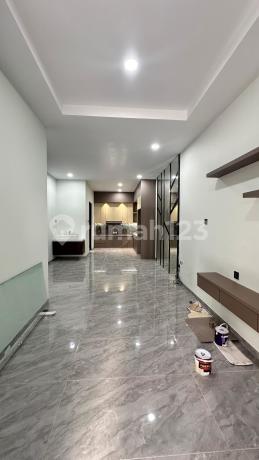 2.5-Story House in Beverly Green Ready to Occupy 2.5-Story House in Beverly Green Ready to Occupy