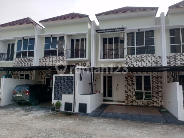 Rumah Siap Huni Tempel Pintu Tol/Stasiun