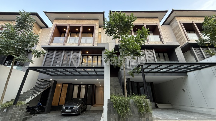 Luxurious 3-Story Residence in South Jakarta Ready to Occupancy with Strategic and Comfortable Location, Spacious Land, Prime Area.