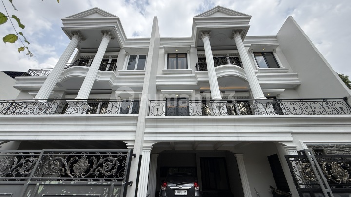 Brand New House Modern Classic 3 Lantai di Kebagusan Jakarta Selatan Area Strategis Akses 2 Mobil Bebas Banjir