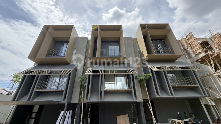 Rumah Mewah Modern Hunian Eksklusif 3 Lantai Siap Huni di Bintaro