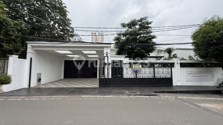 Rumah Sultan Pinggir Jalan Raya Utama Cilandak, Jakarta Selatan