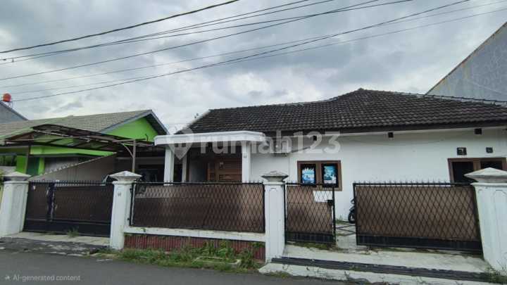 Rumah Terawat muka lebar setrategis di jalan kembar pusat kota Rumah Terawat muka lebar setrategis di jalan kembar pusat kota