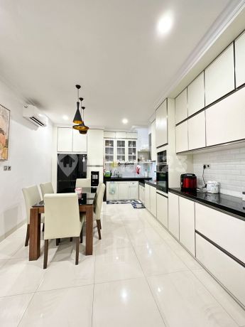 Dijual Rumah di Puri Mansion di Boulevard Selatan