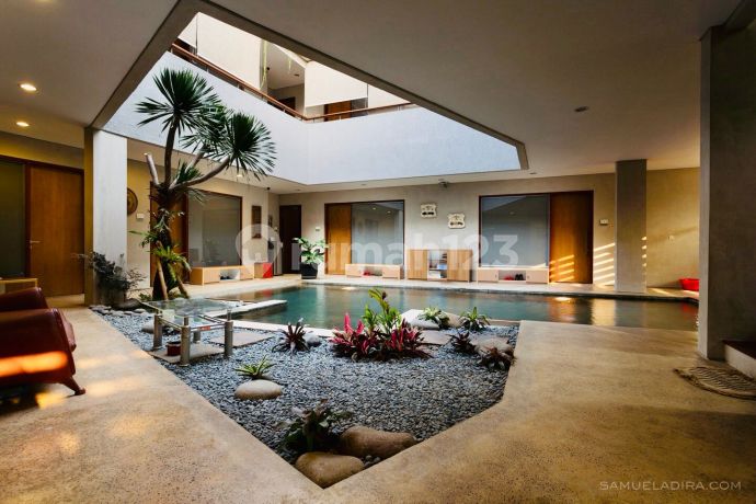 Exclusive 3-Story Hotel with 17 Rooms, Complete with Swimming Pool in Karawaci, Tangerang Exclusive 3-Story Hotel with 17 Rooms, Complete with Swimming Pool in Karawaci, Tangerang