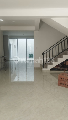Rumah Siap Huni di Perumahan Kemayoran, Lokasi Strategis 8x22 m